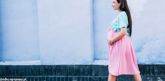 Kobieta w ciąży w różowej sukience 
