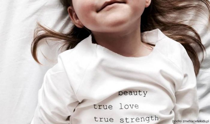 Dziewczynka w białej koszulce z napisem Beauty true love