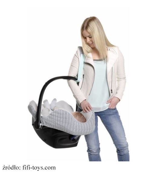 Kobieta trzymająca dziecko w nosidełku