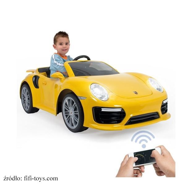 Chłopiec w żółtym samochodzie elektrycznym