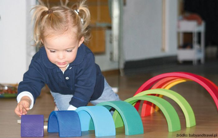 Dziecko układające kolorowy tunel