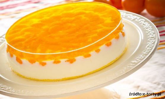 Tort cytrynowy na białym talerzu